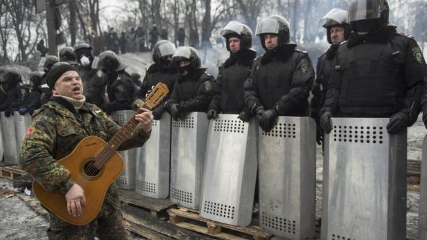 Musik für beziehungsweise gegen die Sondereinheiten der Polizei – so friedlich sind die Proteste in Kiew nicht immer.