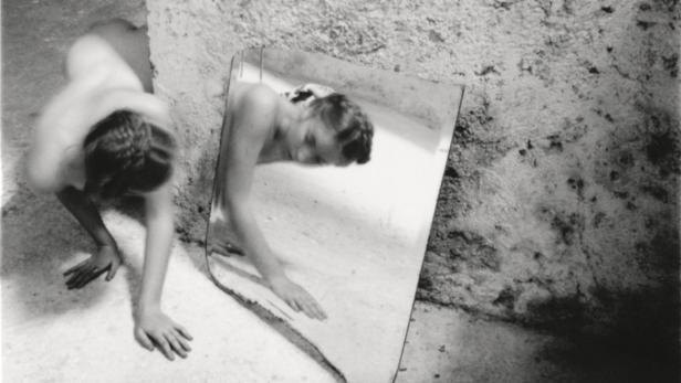 &quot;Self deceit #1&quot; (Selbsttäuschung) nannte Francesca Woodman dieses Spiegel-Bild. Es entstand 1978/’79 in Rom.