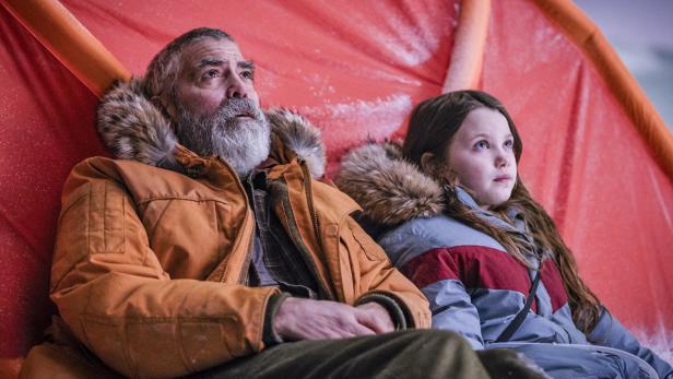 George Clooney als melancholischer Wissenschafter, der sich mit einem kleinen Mädchen durch die Arktis schlägt: „The Midnight Sky“
