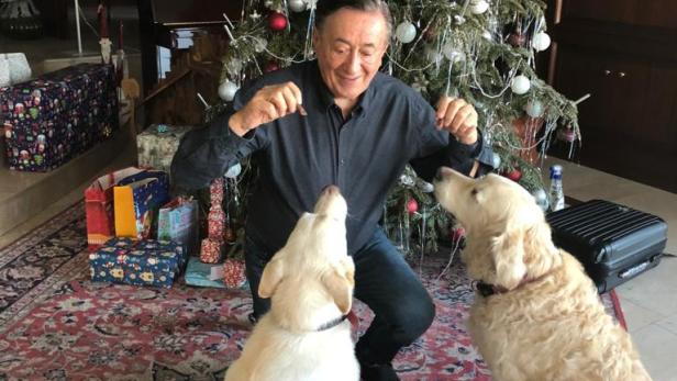 Richard Lugner und seine beiden Hunde sind schon in Weihnachtsstimmung