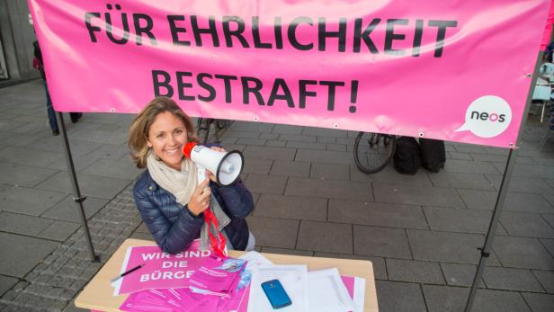 Salzburgs Stadträtin Unterkofler protestierte am Montag am Platzl gegen ihre Entmachtung.