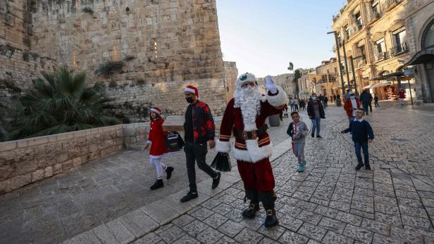 Weihnachtsmann und wenige Besucher am Rande der Altstadt in Jerusalem