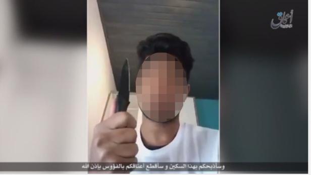 Eine Person mit verpixeltem Gesicht hält ein Messer in die Kamera.