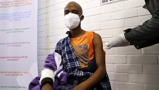 Ein Südafrikaner wird gegen das Coronavirus geimpft
