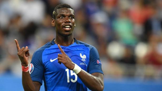 Paul Pogba im Trikot der französischen Nationalmannschaft zeigt mit den Fingern nach oben.