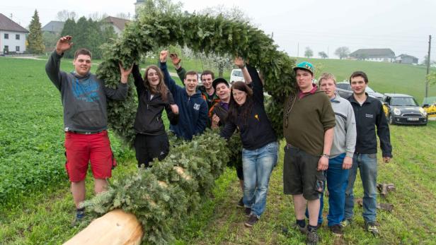 LINZER MAIBAUM GESTOHLEN! Der Linzer Maibaum wurde gestohlen! Heute um 4 Uhr Früh haben Feuerwehrler aus Neufelden im Mühlkreis zugeschlagen. Mit bloßer Muskelkraft haben sie die 23 Meter hohe Fichte aus der Verankerung gehoben. Übrig geblieben sind nur ein paar Zweige und Nadeln. Jetzt steht der Linzer Maibaum also im Mühlviertel und wird in Steinbruch in Neufelden streng bewacht. Life Radio Reporter Sven Mozer ist hingefahren, um mit den Burschen zu verhandeln: