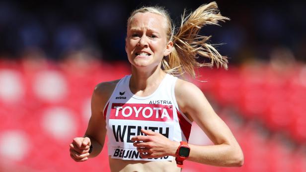 Eine blonde Frau läuft bei einem Sportwettkampf.