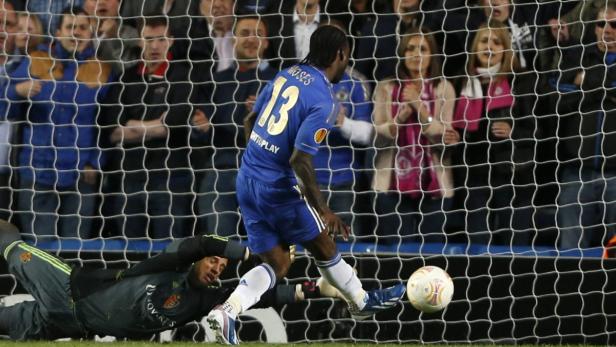 Chelsea&#039;s Victor Moses scores a goal past FC Basel&#039;s goalkeeper Yann Sommer (L) during their Europa League semi-final second leg soccer match at Stamford Bridge in London May 2, 2013. REUTERS/Denis Balibouse (BRITAIN - Tags: SPORT SOCCER TPX IMAGES OF THE DAY)