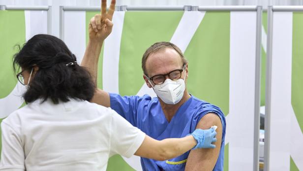 Christoph Wenisch, der Leiter der Infektiologie an der Klinik Favoriten in Wien, wurde am Sonntag geimpft.