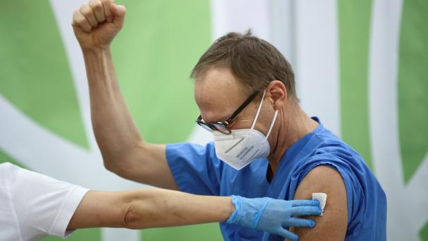Nach Corona-Dauerkraftakt: Infektiologe Christoph Wenisch zeigt sich über den Impf-Pikser erleichtert.