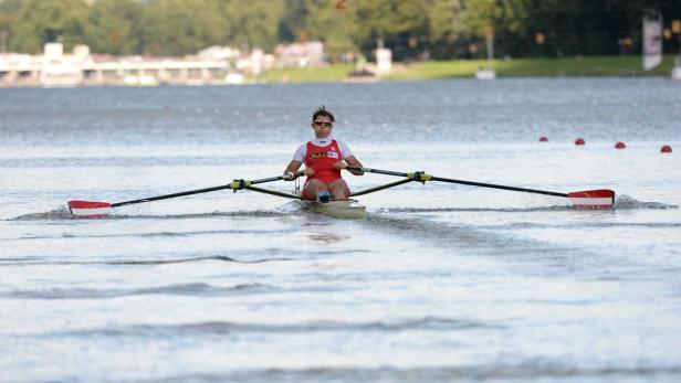 Eine Ruderin auf einem See während eines Wettkampfs.