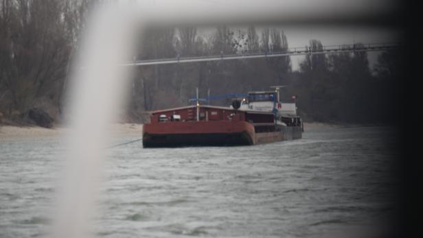Wiener Wasserpolizei versorgt gestrandete Bootsbesatzung