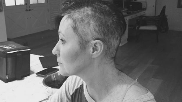 Krebs: Shannen Doherty rasiert Haare ab