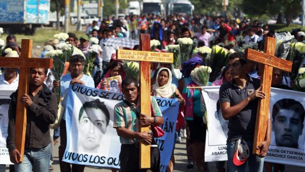 Angehörige der verschwundenen Studenten halten eine Messe.