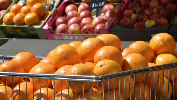 Orangen in einem Einkaufswagen