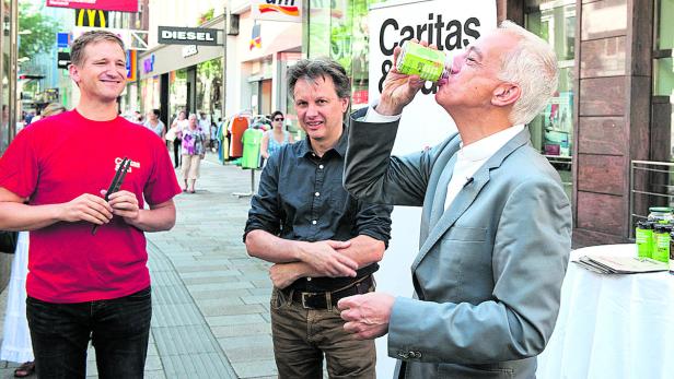 Caritas-Präsident Michael Landau macht es vor: Gurkerl essen, Gurkerlwasser trinken, Münzen sammeln.