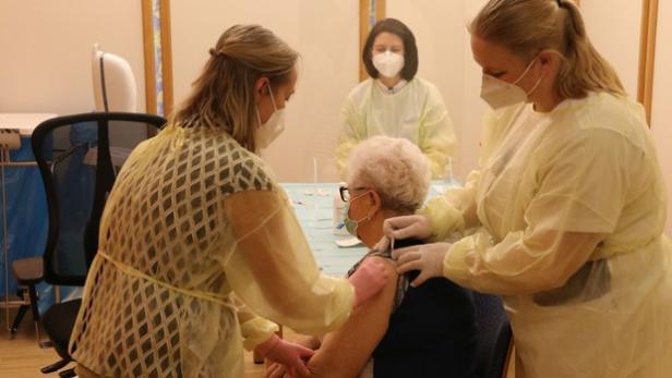 Impfstart in Österreichs Alten- und Pflegeheimen