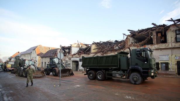 Kroatische Armee-Laster im zerstörten Petrinja