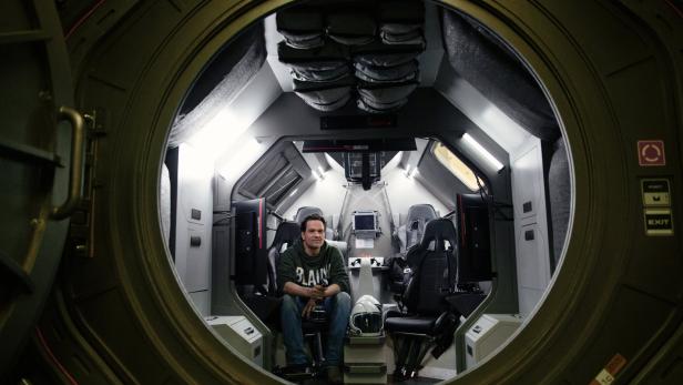 Johannes Mücke auf der Weltraumstation „Rubikon“, die er für den gleichnamigen Science-Fiction-Film von Magdalena Lauritsch entworfen hat
