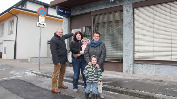 Frauenberger (l.) protestiert in Schwechat