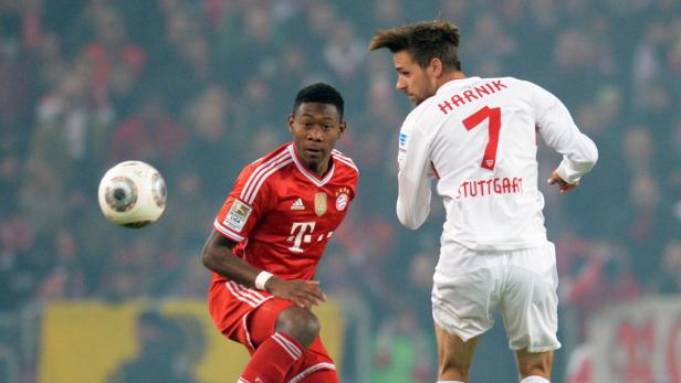 David Alaba (FC Bayern) im Duell mit Martin Harnik (VfB Stuttgart) während eines Fußballspiels.