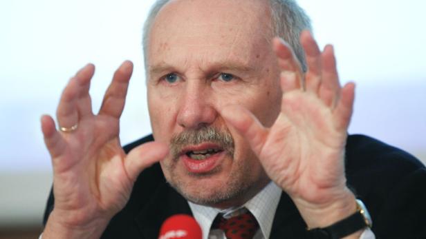 Austrian National Bank (OeNB) Governor and ECB Governing Council member Ewald Nowotny gestures as he briefs the media during a news conference in Vienna March 14, 2013. Nowotny told journalists that the European Central Bank does not need to change interest rates at this stage, adding growth momentum in the 17-country euro zone was set to pick up in 2013. REUTERS/Leonhard Foeger (AUSTRIA - Tags: POLITICS BUSINESS)