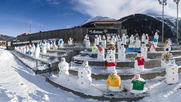 Eine Tribüne voller Schneemänner beim Geisterrennen in St. Anton