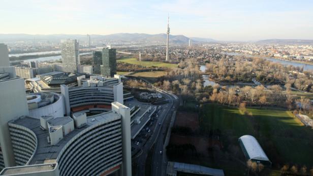 Ausblick vom IZB tower auf Donauturm, Unocity Kahlenberg und Bisamberg