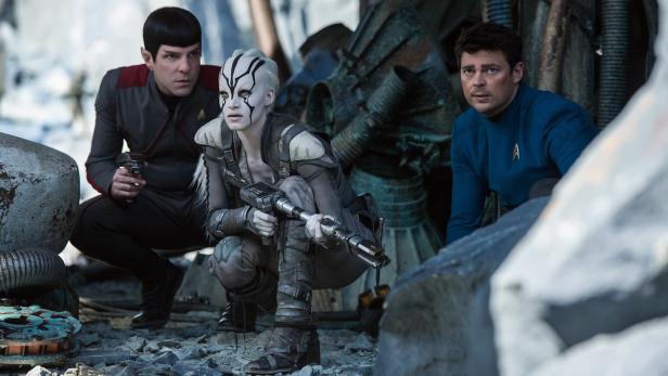 Spock (Zachary Quinto, links) und McCoy (Karl Urban, rechts) necken einander auch in „Star Trek Beyond“ freundschaftlich, Sofia Boutella als Jaylah ist toll grantig