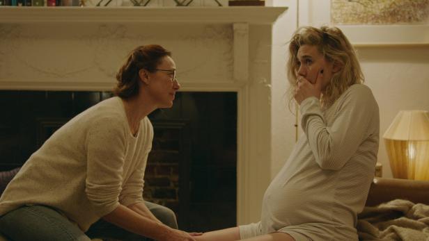 Intimes Porträt: Vanessa Kirby (re.) als Martha, die kurz vor einer Hausgeburt steht, mit ihrer Hebamme (Molly Parker) in „Pieces of a Woman“ von Kornél Mundruczó