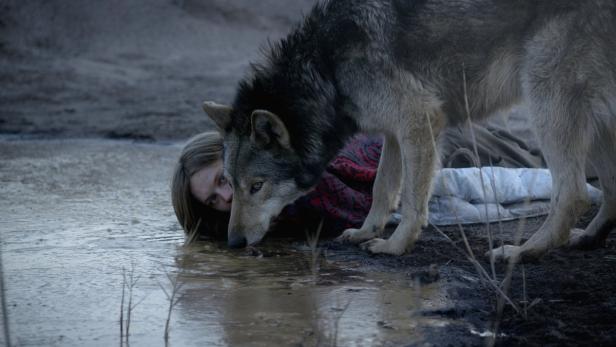 Lilith Stangenberg als junge Frau, die mit einem Wolf zusammen lebt