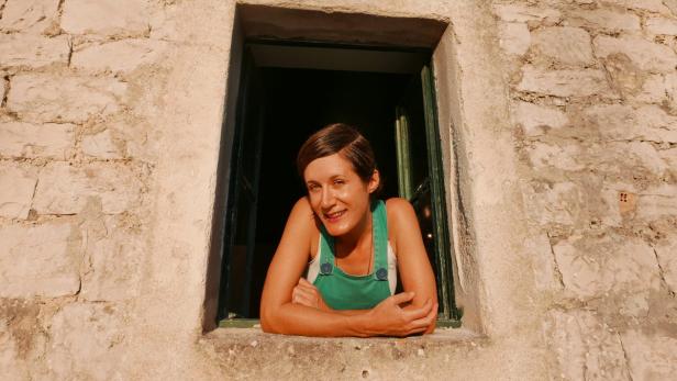 Global Village: EllieMay Logan hat im Haus von Marko Marulić in Nečujam ihre Bilder gezeigt