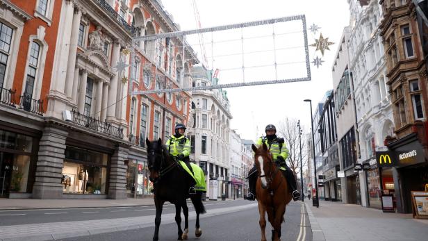 Britische Polizei kontrolliert Einhaltung der Regeln streng