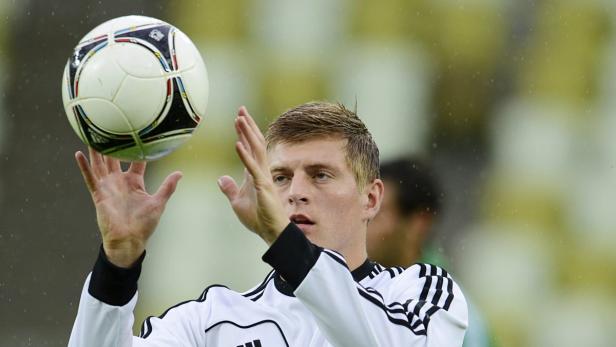 Toni Kroos jongliert mit einem Fußball.
