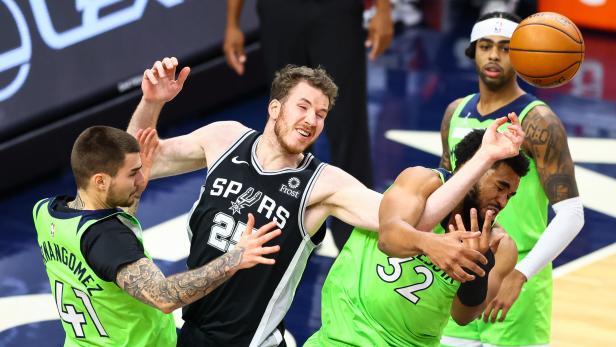 Basketballspieler der San Antonio Spurs und der Minnesota Timberwolves im Kampf um den Ball.