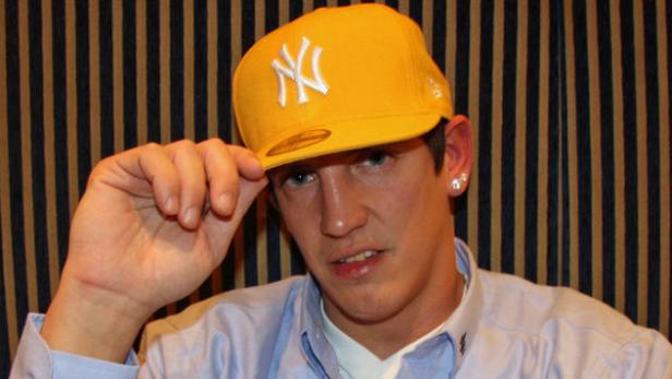 Aus der Vorwoche: Money Boy ist kein Witz zu blöd Normalerweise lassen wir an dieser Stelle die unterhaltsamsten, lustigsten Revue passieren. Doch diese Woche war eben nicht normal. Der tragische Absturz des dominierte auch im Netz die Diskussion. Verständlich, dass auf Twitter und Facebook wirklich niemandem zu lachen zumute war. Nur einer glaubte, auf Kosten der Opfer des Airbus-Absturzes Witze machen zu müssen.