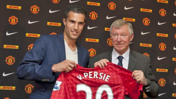 Robin van Persie und Alex Ferguson halten ein Manchester United Trikot.