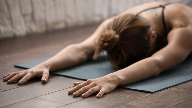 Mit diesen Yoga-Übungen bleiben Sie stressfrei und fit im Home-Office