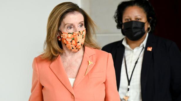 Nancy Pelosi perfektionierte das Masken-Hosenanzug-Matching