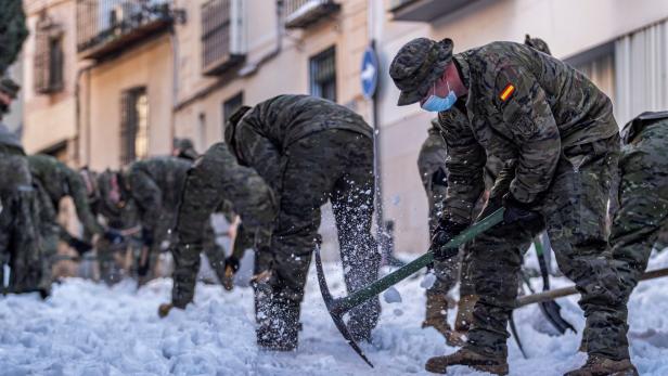 Soldaten befreien in Toledo Straßen von Eis und Schnee