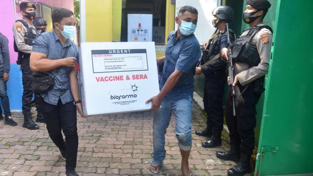 Junge Menschen zuerst: Indonesien startet Massenimpfungen