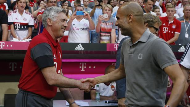 In aller Freundschaft: Bayern-Trainer Carlo Ancelotti mit seinem Vorgänger Pep Guardiola