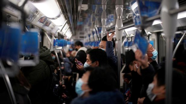 Menschen in der U-Bahn in Shanghai