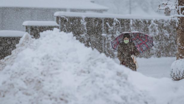 Bis zu ein Meter Neuschnee in Österreich, Lawine traf Wohnhaus