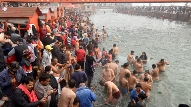 Rituale in Zeiten von Corona: Tausende Inder baden im Ganges