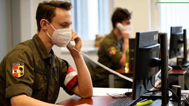 Soldaten des Bundesheers unterstützen im Call-Center des Landes OÖ.
