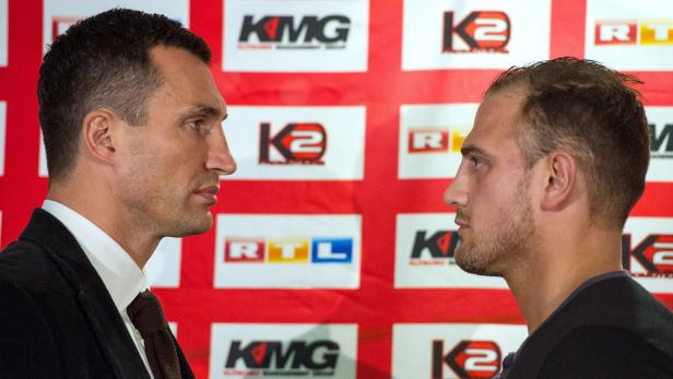 epa03612240 Ukrainian heavyweight boxing world champion Wladimir Klitschko (L) and his German challenger Francesco Pianeta (R) face off during a press conference in Mannheim, Germany, 06 March 2013. Klitschko will defend his four heavyweight world championship titles against his former sparring partner Pianeta in Mannheim on 04 May 2013. EPA/UWE ANSPACH