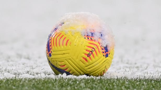 Weiße Trikots im Schnee: Wie viele Fußballspieler sehen Sie?