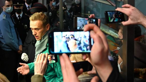 Nawalny vor seiner Verhaftung bei der Passkontrolle