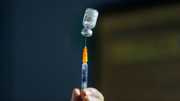 Reiche Briten können sich im Ausland impfen lassen